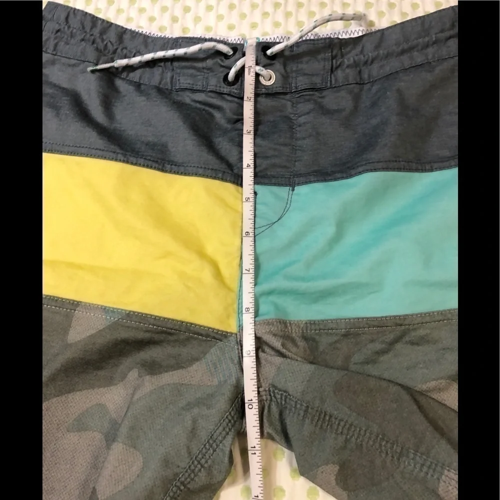 BILLABONG MENS SWIM TRUNKS SIZE 27 CAMO/YELLOW